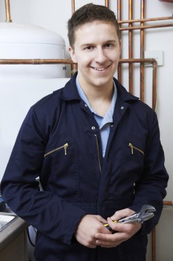 Erkek tesisatçı Kalorifer kazan üzerinde çalışma