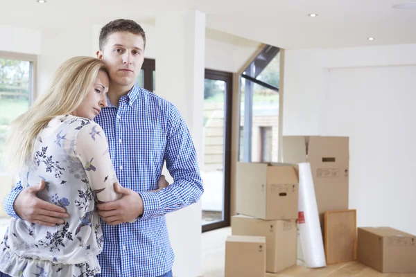 Junges Paar wegen finanzieller Probleme zum Umzug gezwungen — Stockfoto