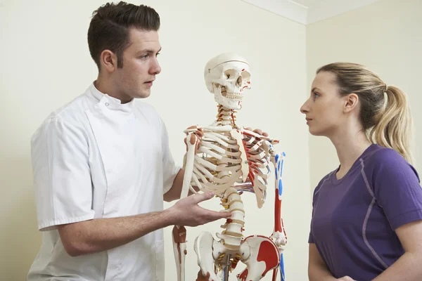 Vrouwelijke patiënt In overleg met osteopaat — Stockfoto