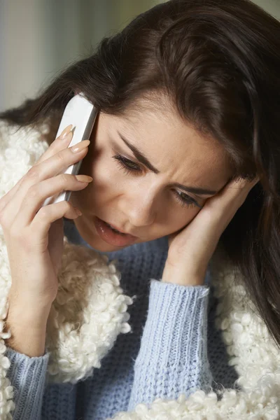 Sjuk kvinna ringer i sjuka till arbete på mobiltelefon — Stockfoto