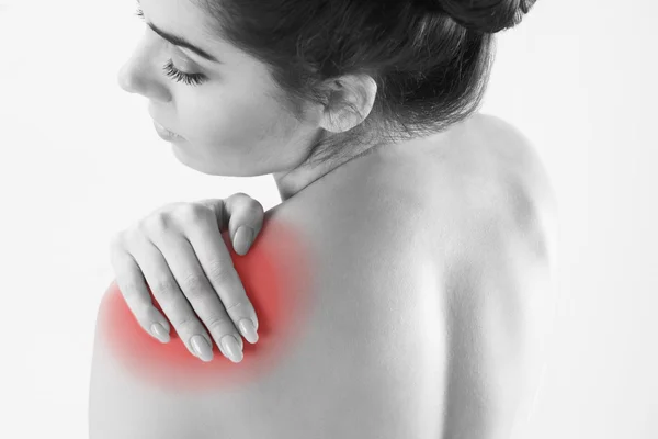 Monochrome Studioaufnahme einer Frau mit schmerzhafter Schulter — Stockfoto
