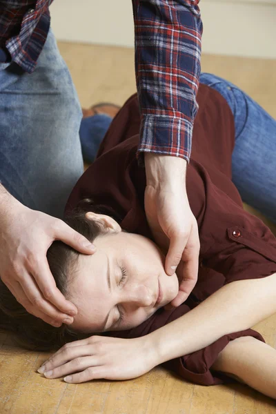 Homme plaçant la femme en position de récupération après un accident — Photo