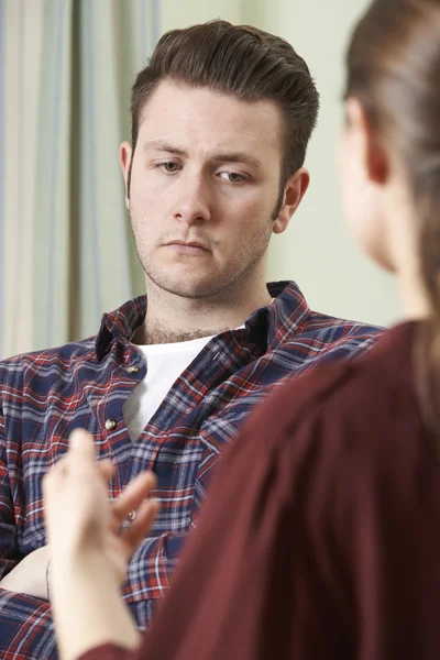 Depressiver junger Mann im Gespräch mit Berater — Stockfoto