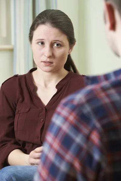 Deprimida jovem mulher conversando com o conselheiro — Fotografia de Stock