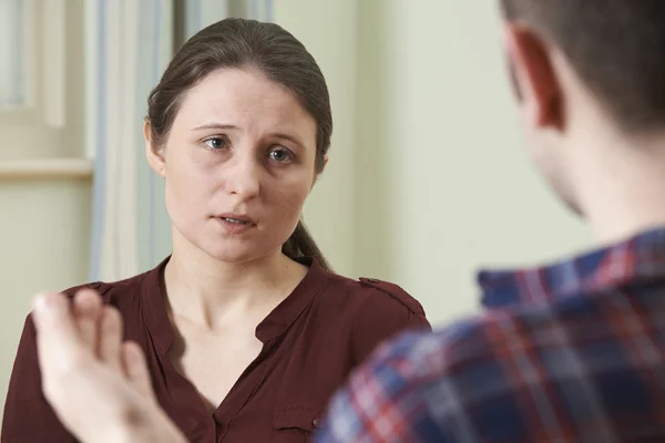 Deprimida jovem mulher conversando com o conselheiro — Fotografia de Stock