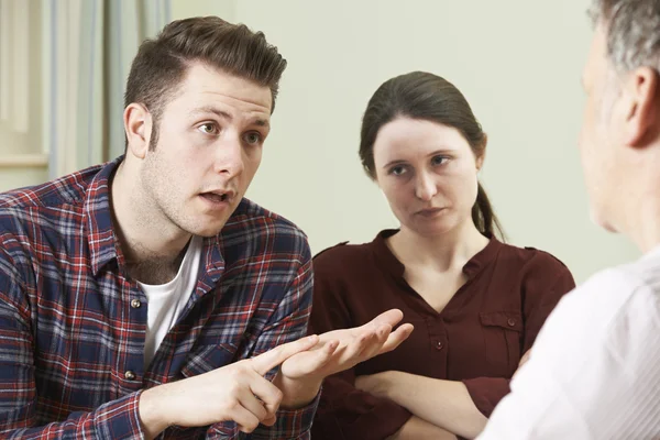 Casal discutindo problemas com conselheiro de relacionamento — Fotografia de Stock