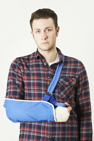 Portret van een jonge Man met Arm In Sling — Stockfoto