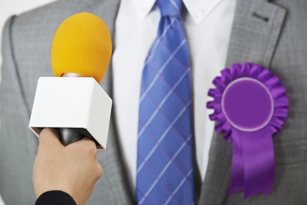 Politikus, hogy interjút újságíró választás — Stock Fotó