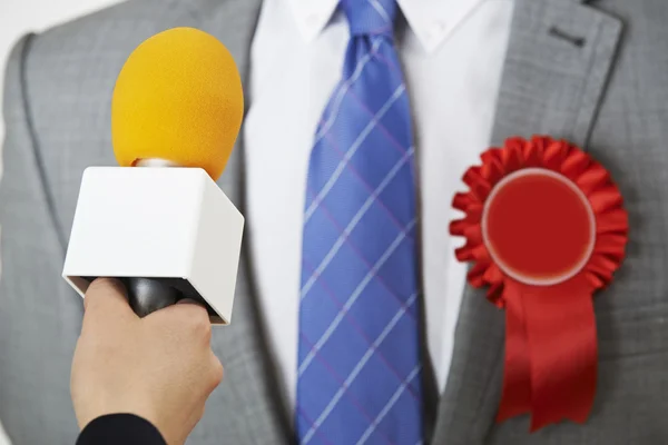 Politiker att bli intervjuade av journalisten under valet — Stockfoto