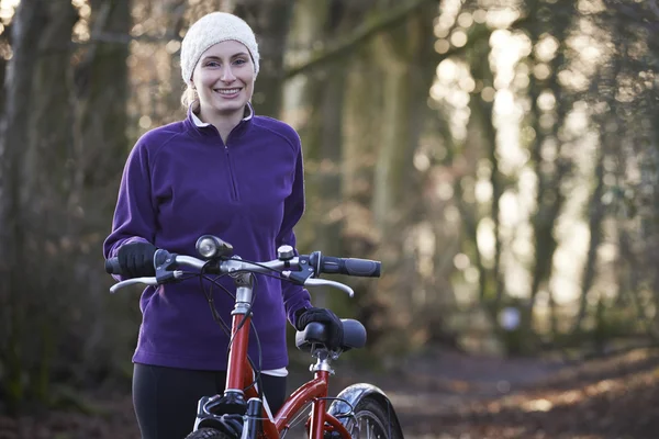 Woman Riding Mountain Bike Through Woodlands — Stock Photo, Image