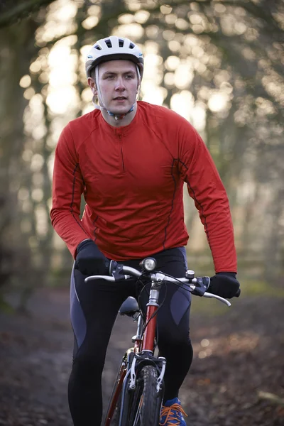 Man Riding Mountain Bike através de florestas — Fotografia de Stock