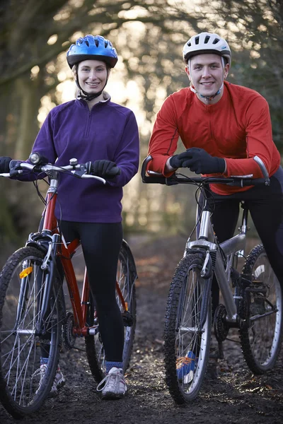 Couple Riding Mountain Bikes Through Woodlands — Stock Photo, Image