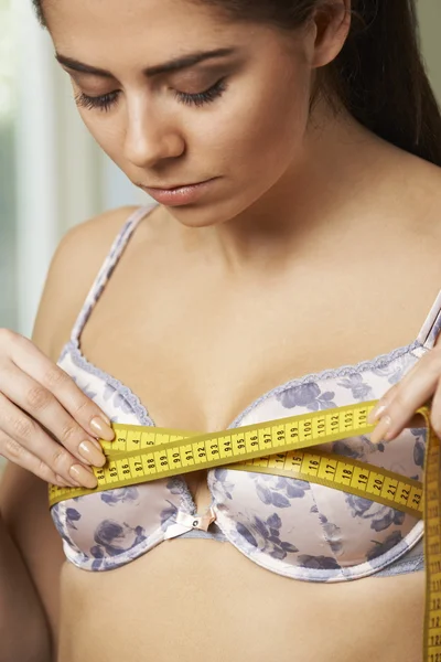 Vrouw haar beha-maat met meetlint meten — Stockfoto