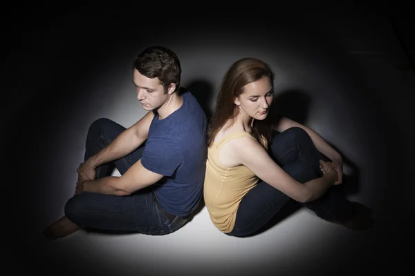 Nefericit Tineri Cuplu Așezat În Piscină De Lumină — Fotografie, imagine de stoc