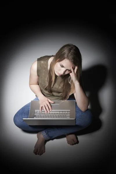 Young Woman Using Laptop In Pool Of Light — Stock Photo, Image