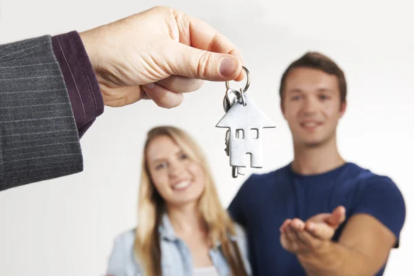 Agent immobilier Remise des clés de la maison au jeune couple — Photo