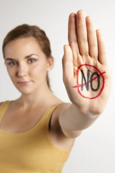 Protestant féminin avec "non" Wrtitten sur la paume — Photo