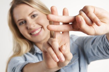 Güzel kız hashtag işaret parmakları ile yapma