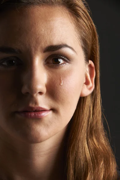 Estudio retrato de mujer joven llorando —  Fotos de Stock