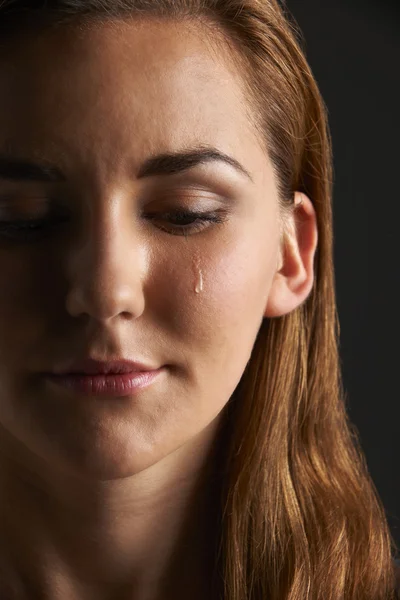 Estudio retrato de mujer joven llorando —  Fotos de Stock