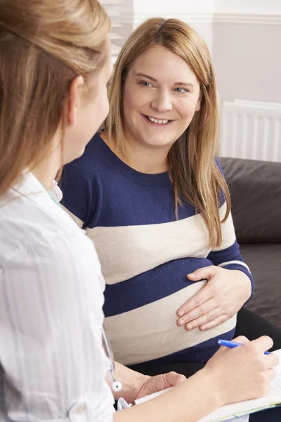Położna Dokonywanie Home wizyty do ciąży matki — Zdjęcie stockowe