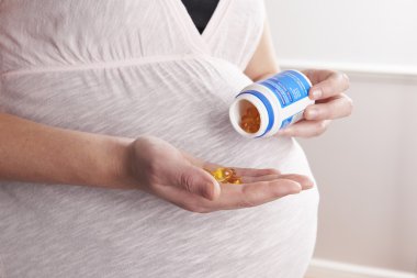 Hamile kadın vitaminler alarak detay