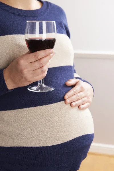 Dettaglio Di Donna incinta che beve il vetro di vino rosso — Foto Stock