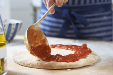 pizza temel salça ekleyerek yakın çekim