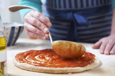 pizza temel salça ekleyerek yakın çekim