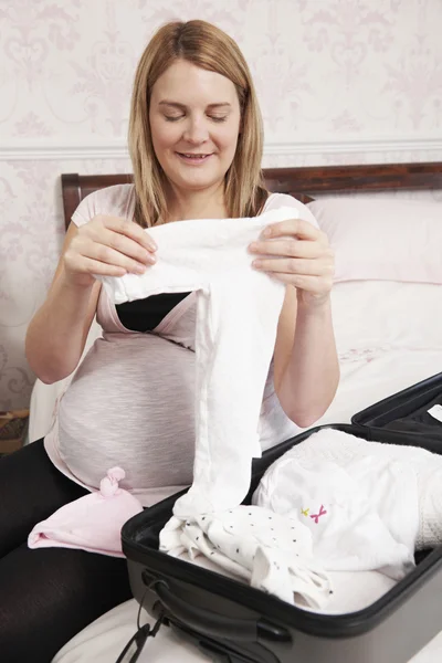 Hamile kadın ambalaj bavul gezi için hastane — Stok fotoğraf