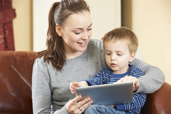 Moeder en zoon samenspelen op digitale Tablet PC — Stockfoto