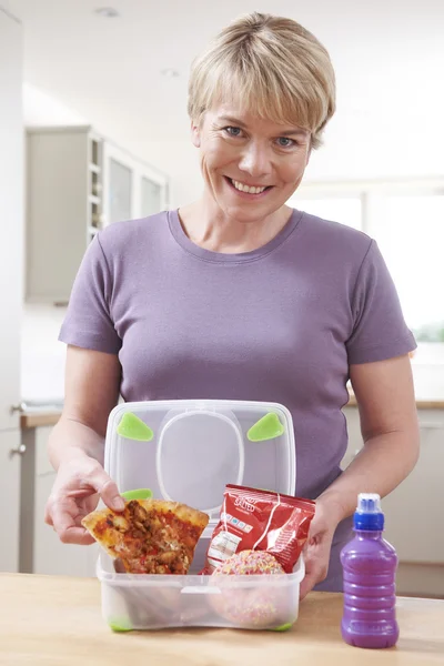 Madre preparando una lonchera malsana en la cocina — Foto de Stock