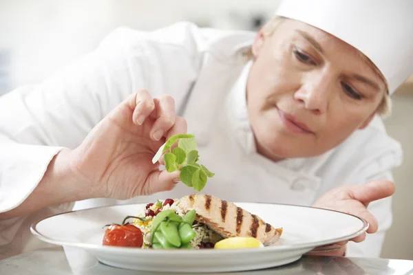 Chef Adding Garnish To Meal In Restaurant Kitchen — Stock Photo, Image