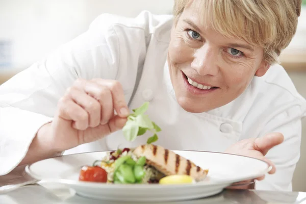 Chef Adding Garnish To Meal In Restaurant Kitchen — Stock Photo, Image