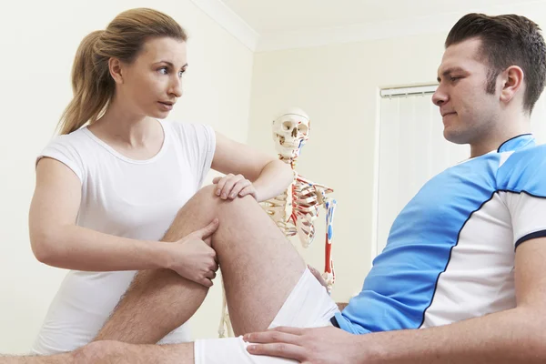 Osteopata Tratando Paciente Masculino com Lesões Esportivas — Fotografia de Stock