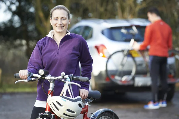 Couple Cycling Taking Mountain Bikes From Rack On Car — Stock Photo, Image