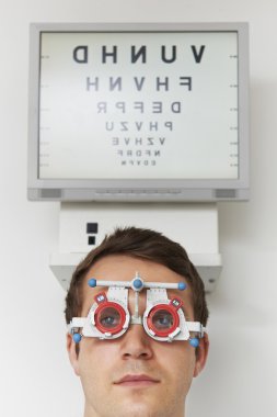 Görme testi Optometrist sahip adam