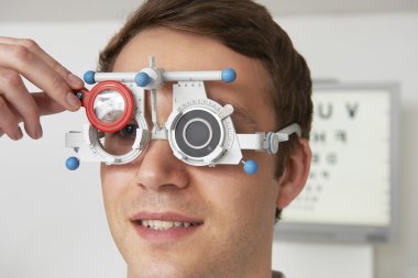 Görme testi Optometrist sahip adam