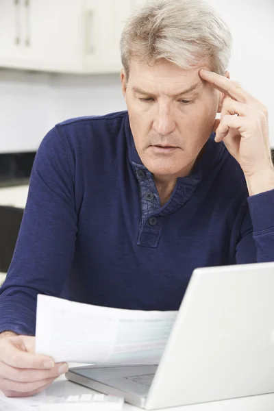 Preocupado hombre maduro buscando revisar las finanzas en casa — Foto de Stock