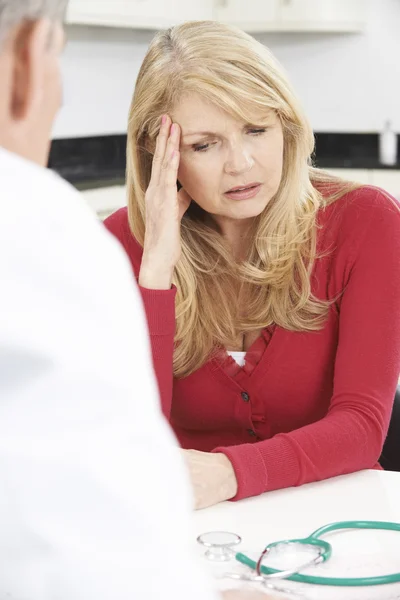 Preoccupato donna matura incontro con medico in chirurgia — Foto Stock