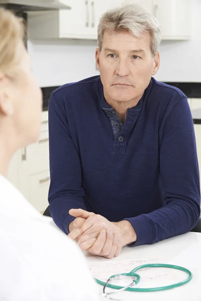 Orolig mogen kvinna möte med läkare i kirurgi — Stockfoto