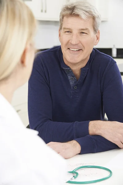 Mogen Man möte med kvinnliga läkare i kirurgi — Stockfoto