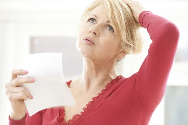 Mujer madura experimentando sofocos de menopausia — Foto de Stock