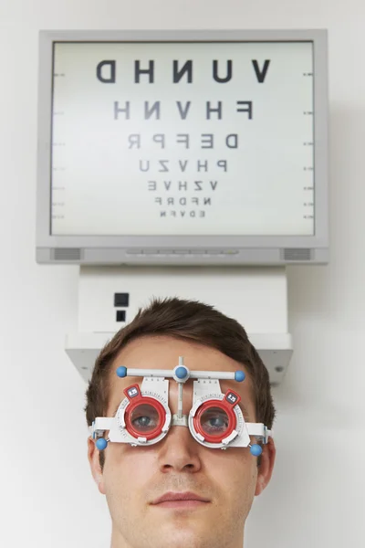 Ο άνθρωπος που έχοντας θέαμα δοκιμή στο Optometrist — Φωτογραφία Αρχείου