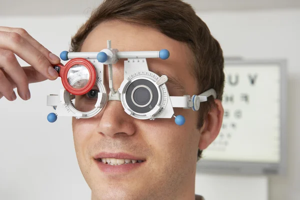 Homem tendo o teste da vista em Optometrist — Fotografia de Stock