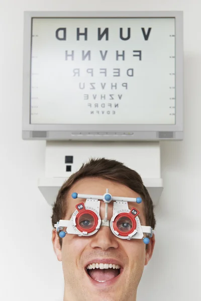 Ευτυχισμένος άνθρωπος στο Optometrist έχοντας θέαμα δοκιμή — Φωτογραφία Αρχείου