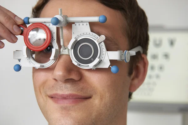 Homem tendo o teste da vista em Optometrist — Fotografia de Stock