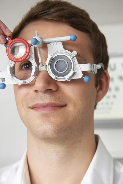 Man met zicht Test op Optometrist — Stockfoto