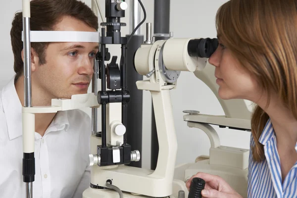 Man met zicht Test op opticien — Stockfoto