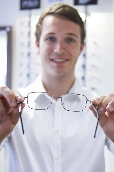 Optiker montiert neue Brille für Kunden — Stockfoto